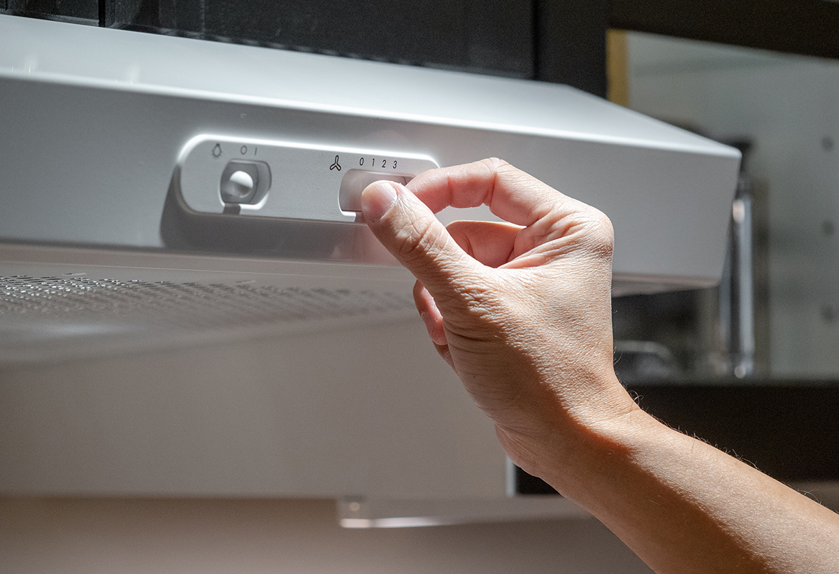 Τεχνικός κατά τη διάρκεια σύνδεσης ελεύθερου απορροφητήρα.